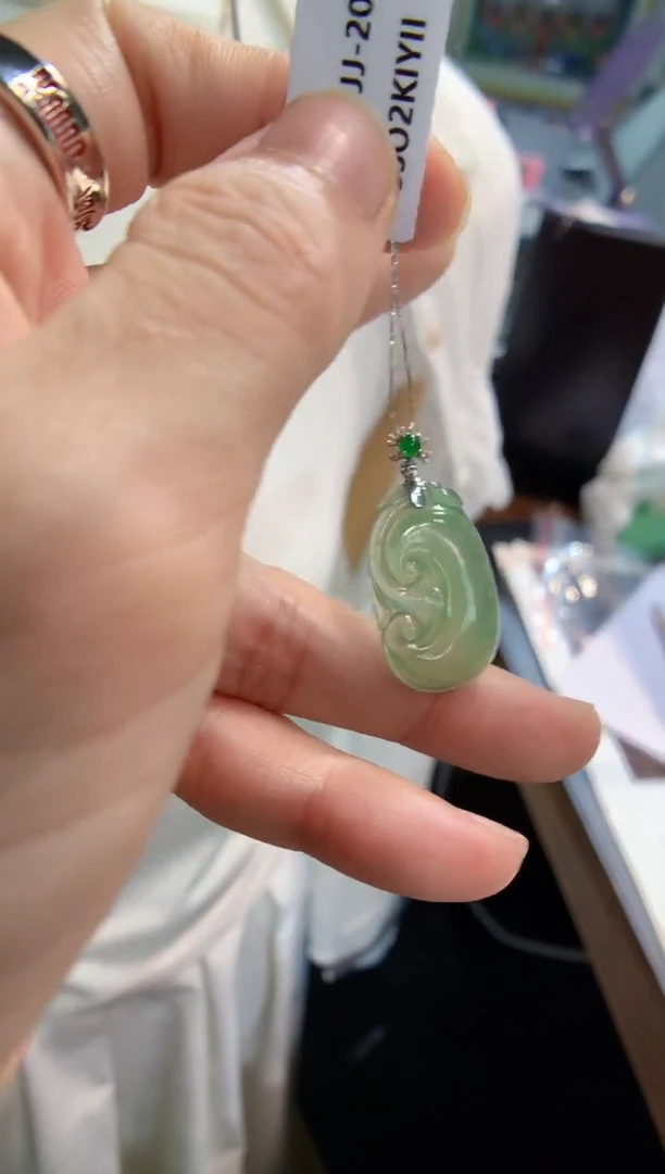 颈饰18K金镶嵌翡翠如意