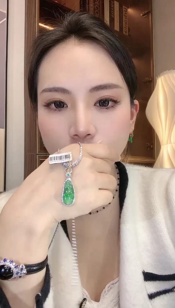 【闪购商品】翡翠吊坠(不含链)18K金镶嵌D7