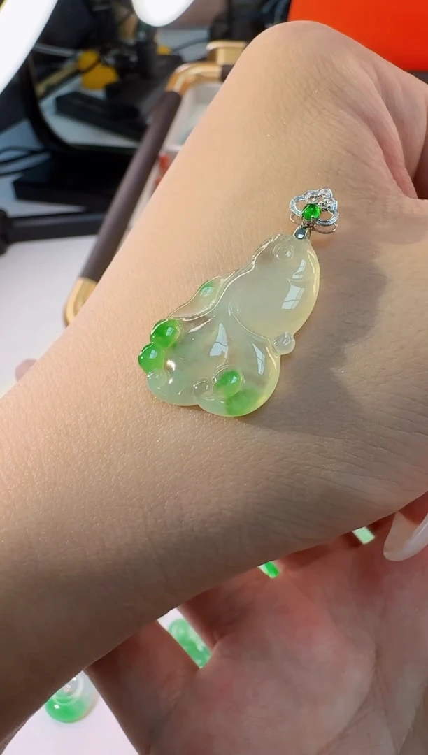 颈饰18K金镶嵌翡翠缅甸A货翡翠