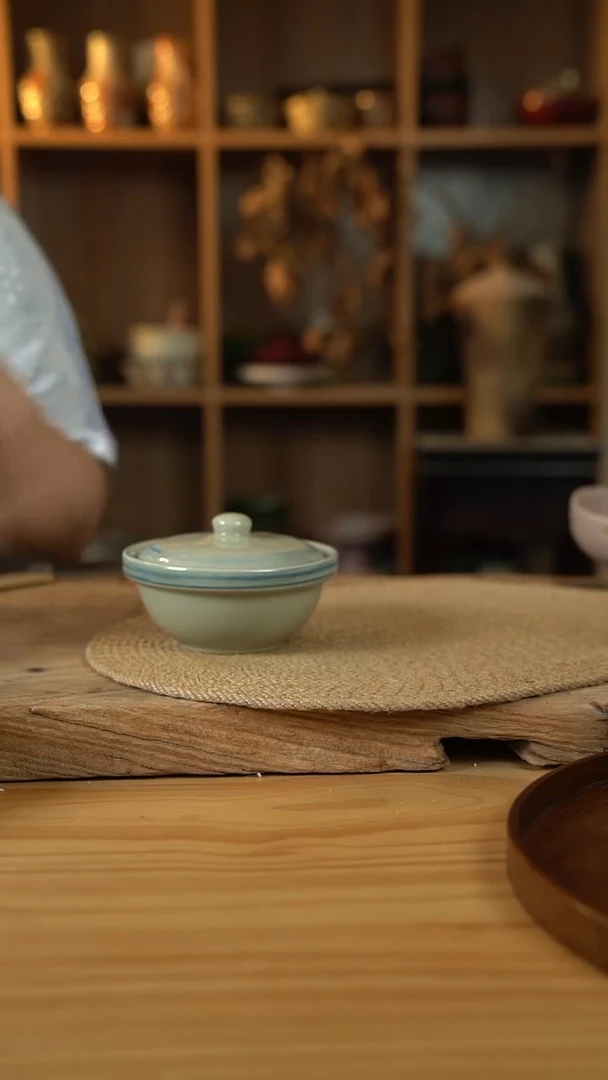 青云系列的带盖小炖盅1个