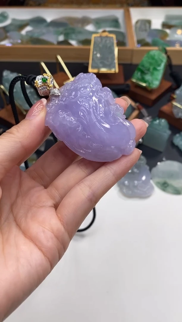 颈饰18K金镶嵌翡翠白菜
