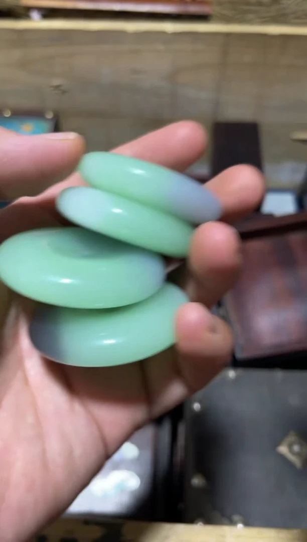 和田玉未镶嵌颈饰俏色平安扣1件随机发