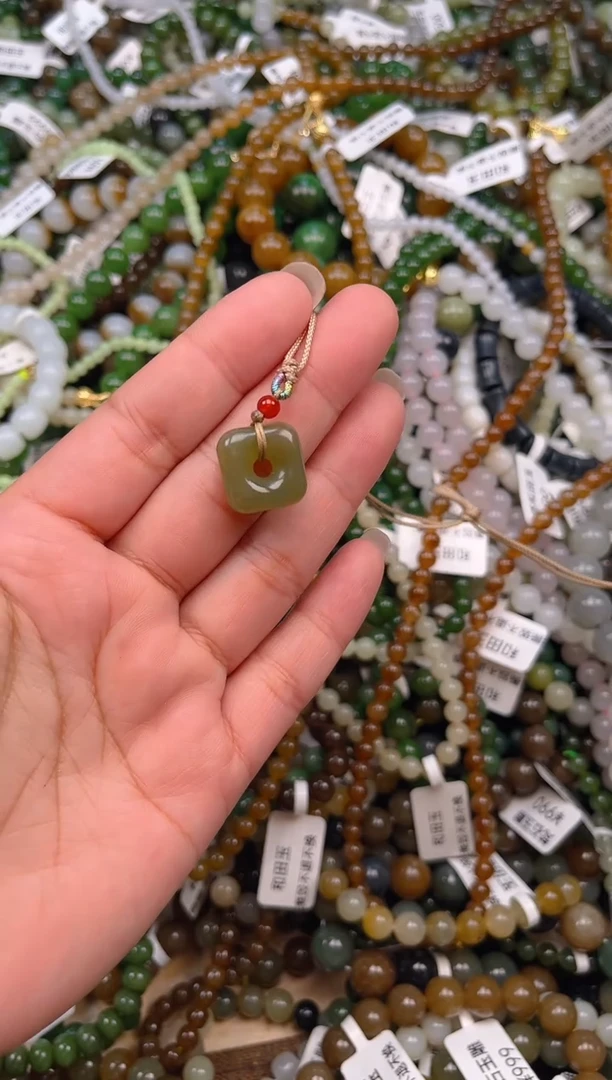 颈饰未镶嵌和田玉1