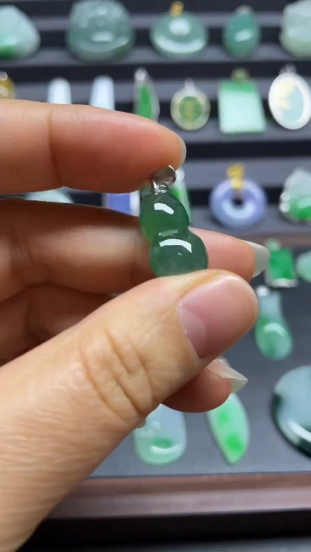 吊坠(不含链)18K金镶嵌翡翠葫芦