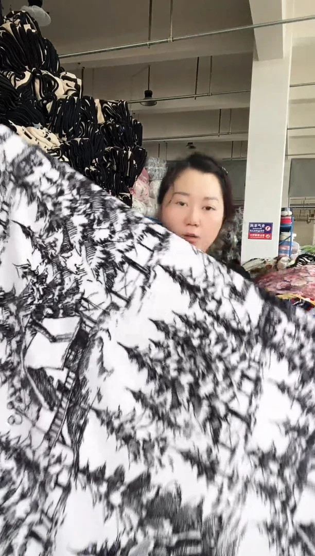 混纺主板上手上展示的 产品