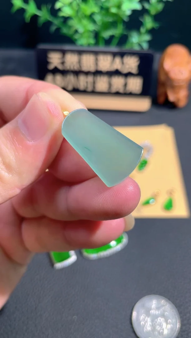 颈饰18K金镶嵌翡翠翡翠