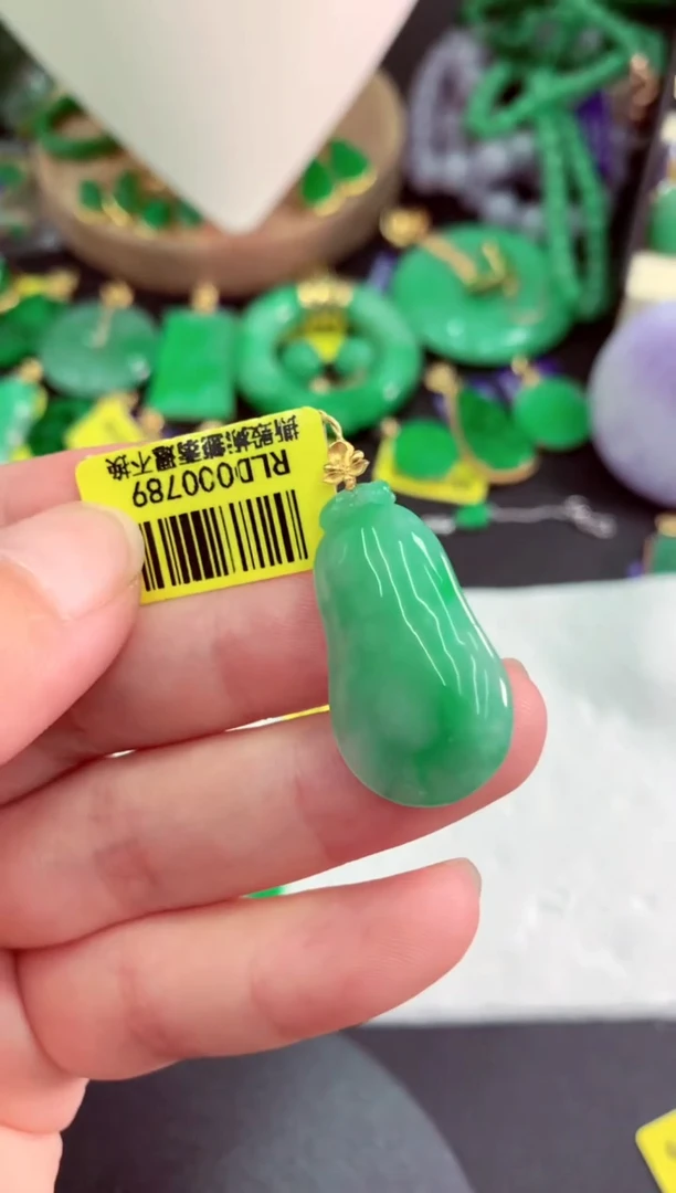 颈饰18K金镶嵌翡翠挂件