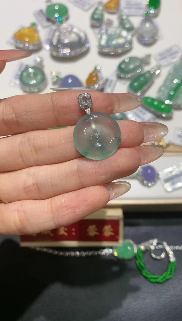 【闪购商品】翡翠吊坠(不含链)18K金镶嵌团购1