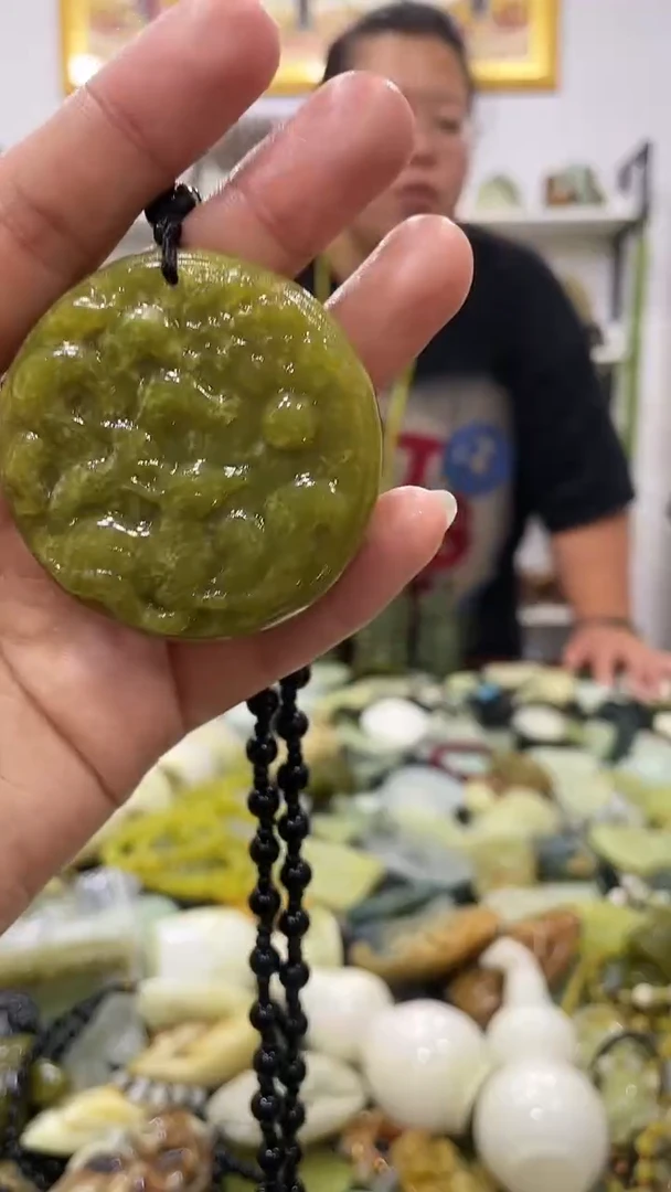 岫玉未镶嵌吊坠