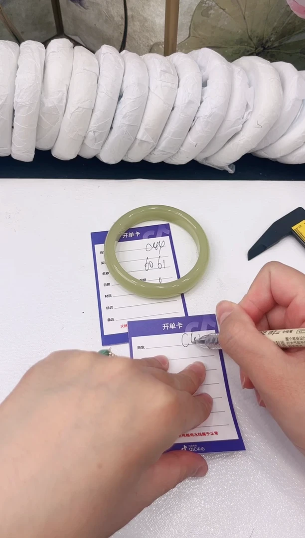 未镶嵌手镯石英质玉C44