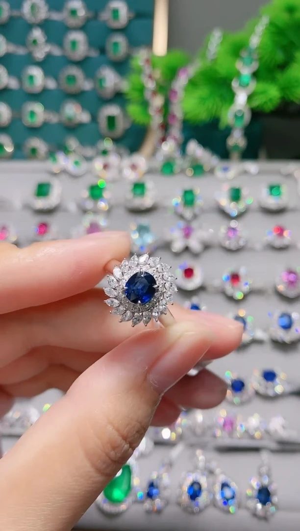 18K金戒指蓝宝石18K金镶嵌.