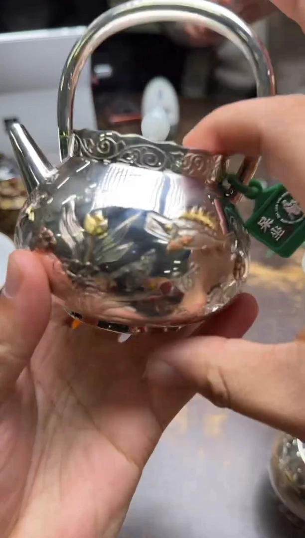 ?****年寸发标手作錾刻嵌金鱼藻纹提梁壶