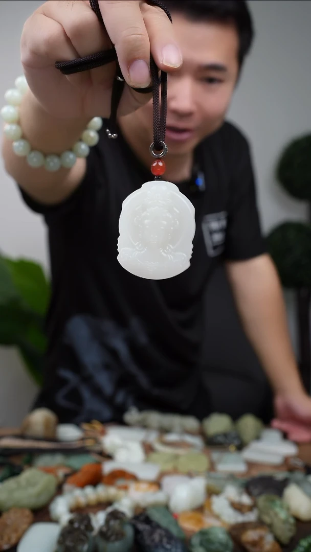 和田玉（糖玉）未镶嵌颈饰观音