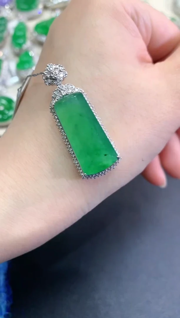 【闪购商品】翡翠颈饰18K金镶嵌C19