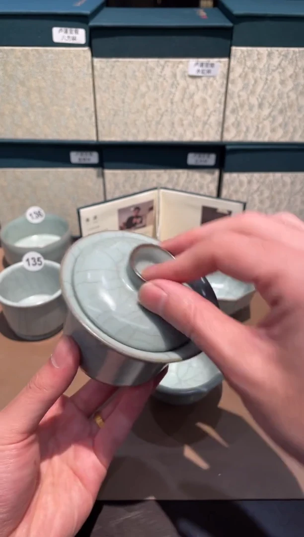 137卢湛官窑 二才盖碗