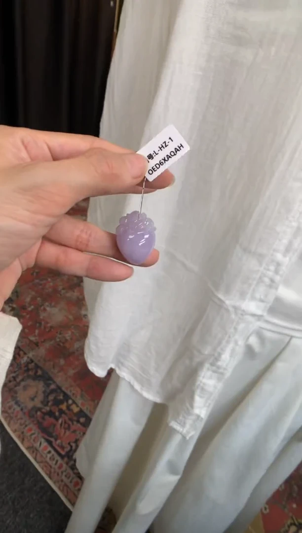 翡翠未镶嵌颈饰桃子