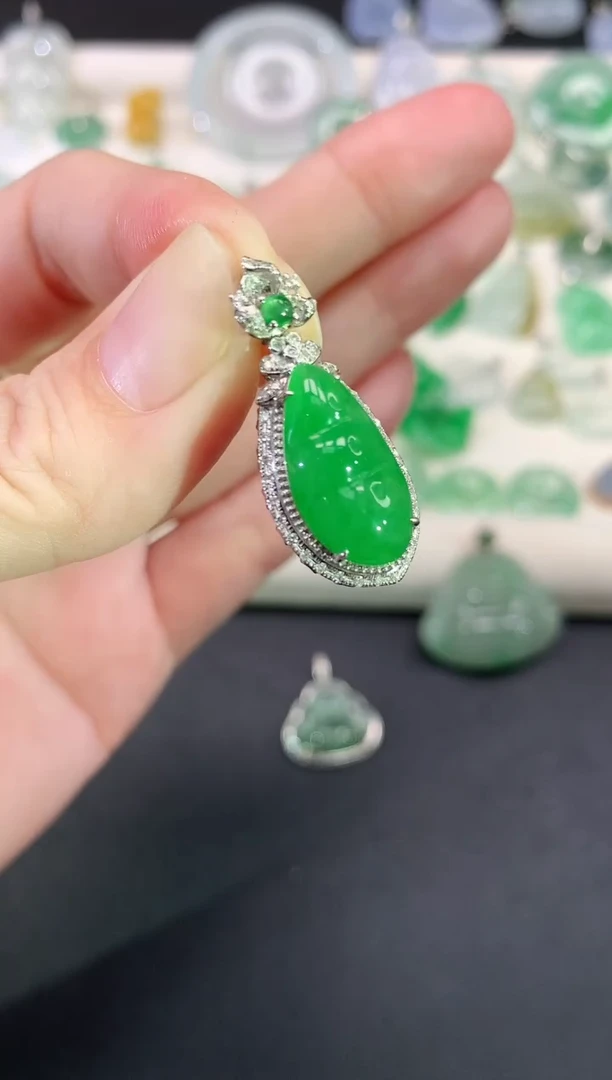 吊坠(不含链)18K金镶嵌翡翠豆子|5800