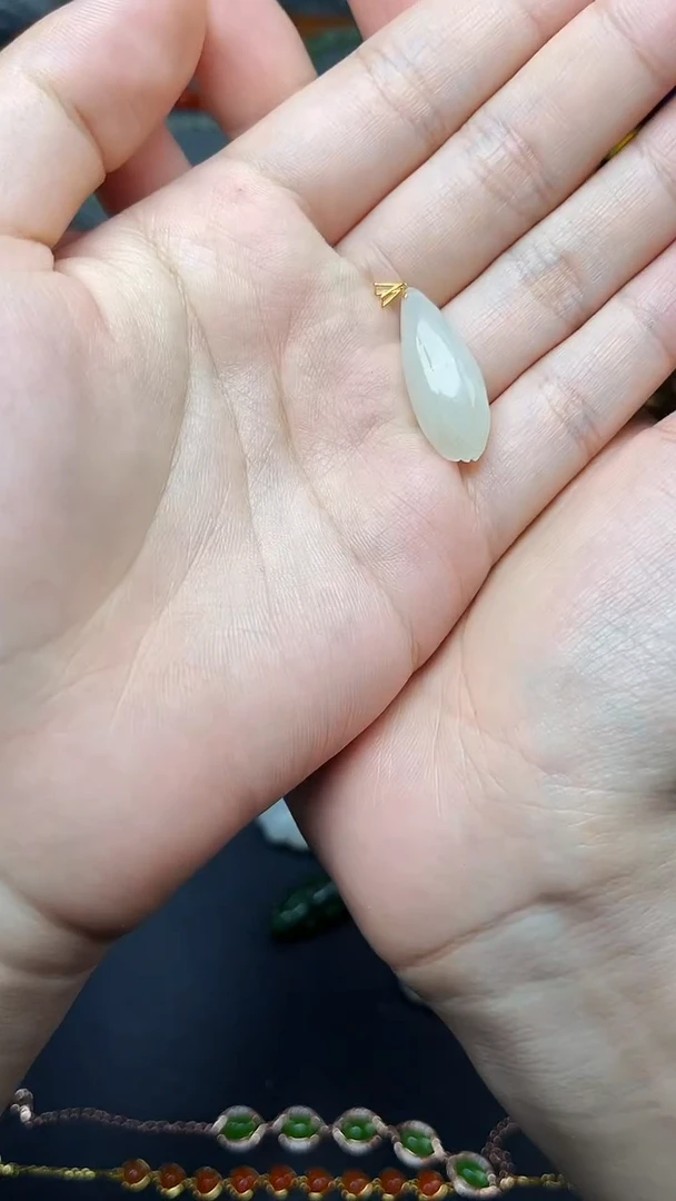 颈饰18K金镶嵌和田玉玉兰花 06