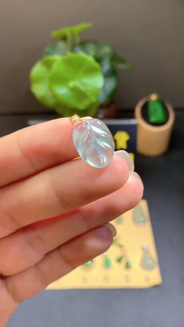 颈饰18K金镶嵌翡翠翡翠A货