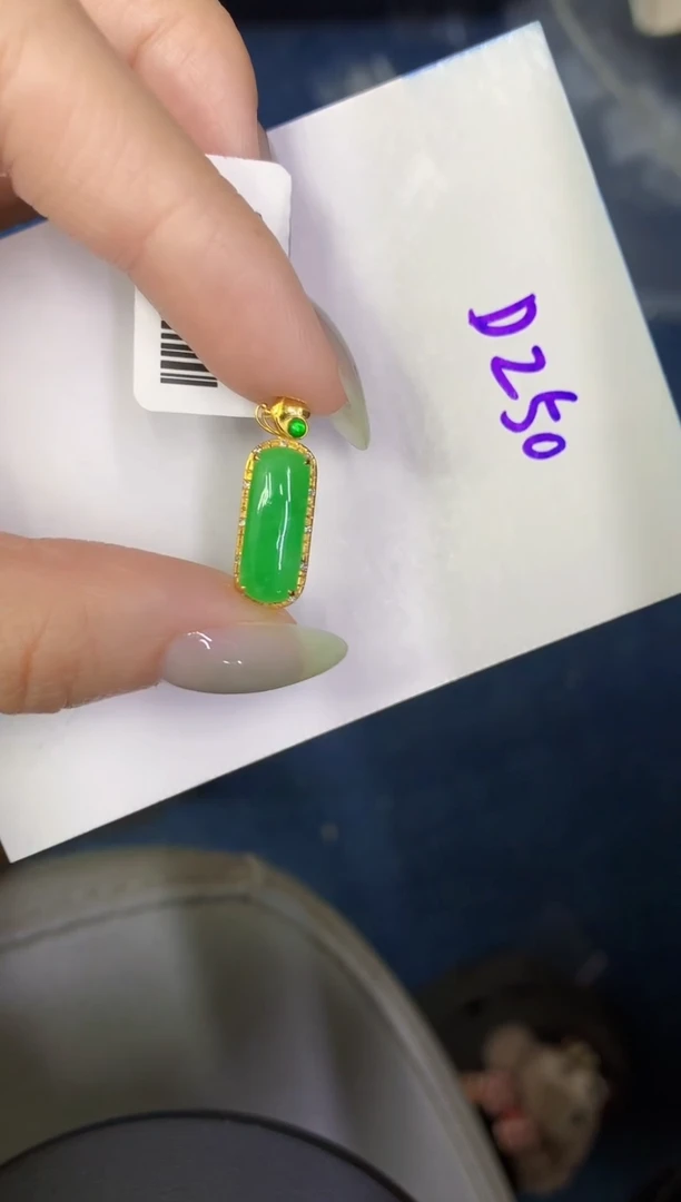 翡翠18K金镶嵌颈饰缅甸天然翡翠A货