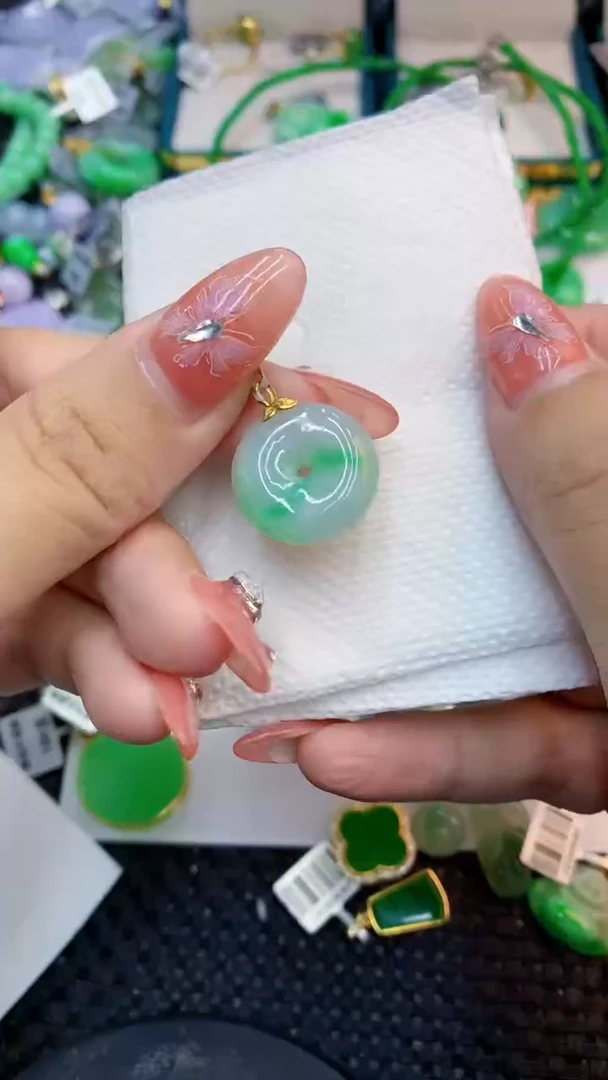 颈饰18K金镶嵌翡翠1