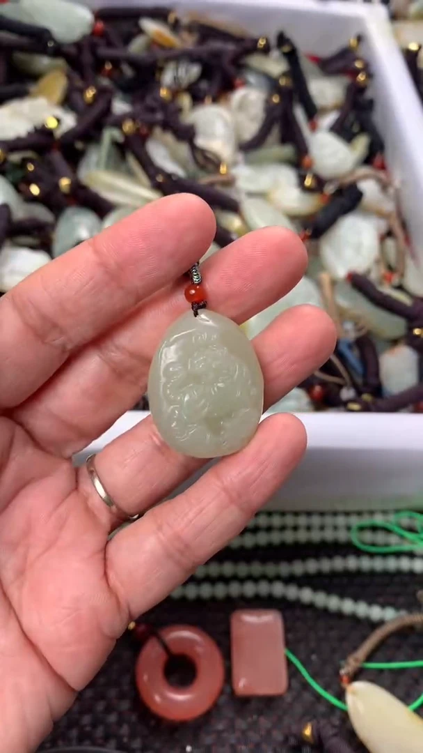 【闪购商品】和田玉颈饰未镶嵌多样性发货没有证书.拍一发一，有瑕