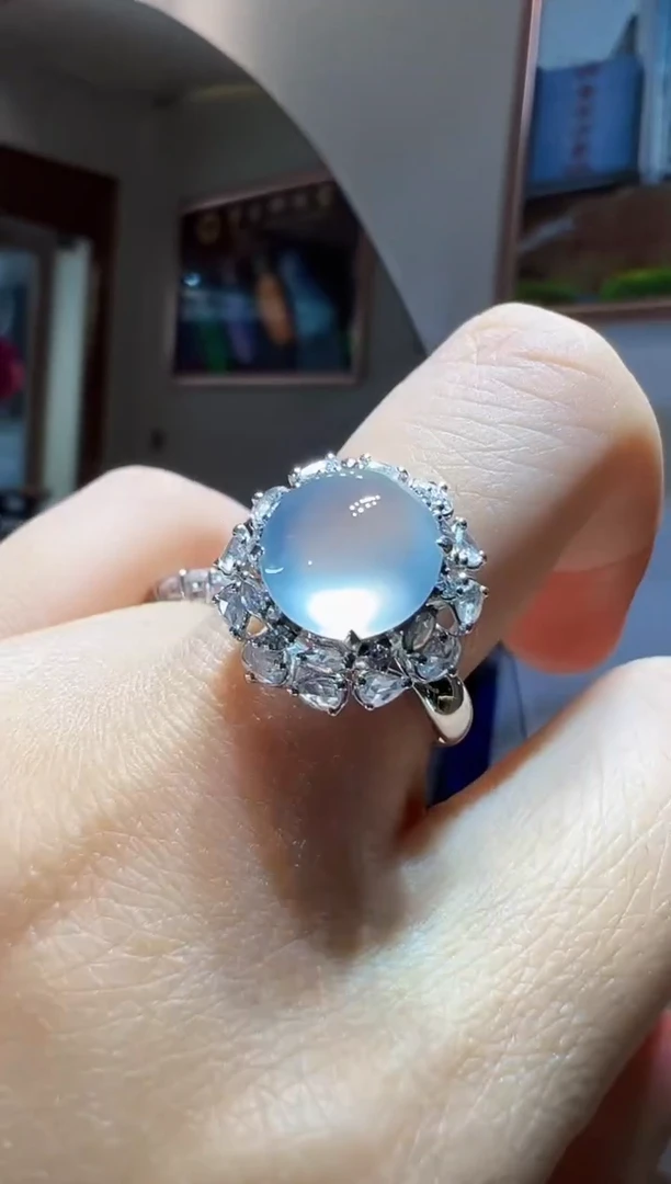 18K金镶嵌戒指翡翠蛋面