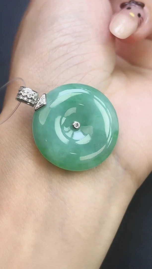 颈饰18K金镶嵌翡翠平安扣