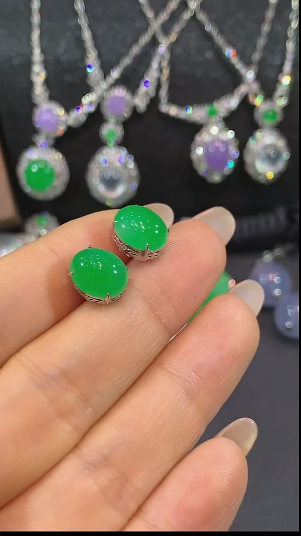 18K金镶嵌翡翠耳饰耳钉