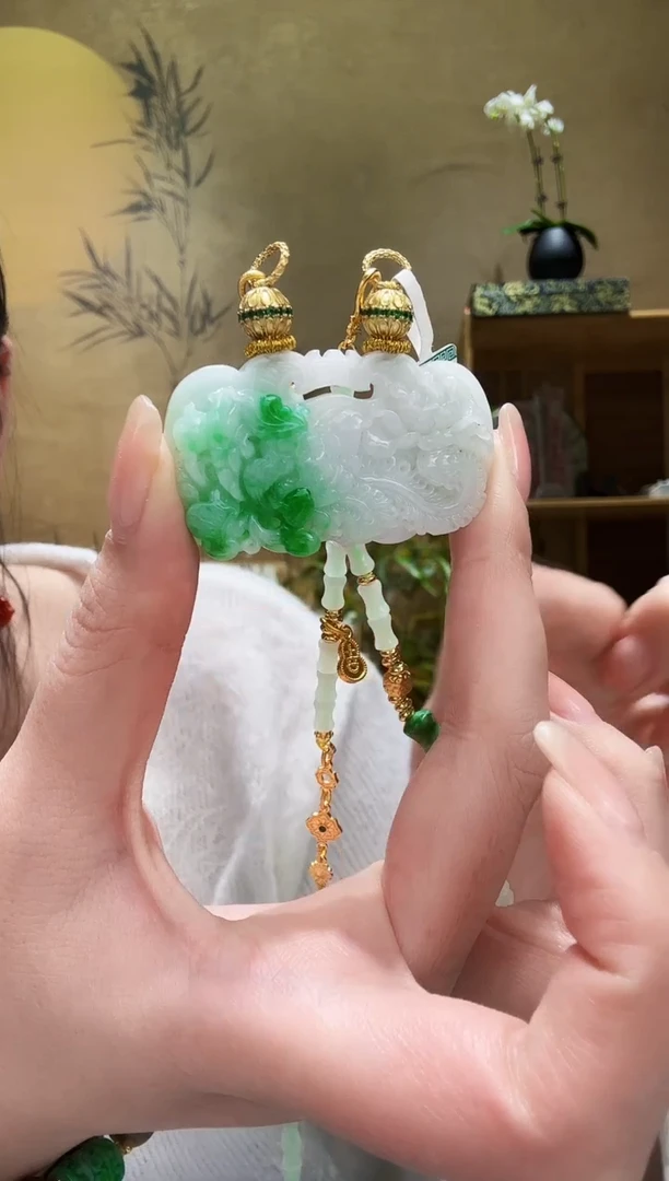 颈饰未镶嵌翡翠吊坠