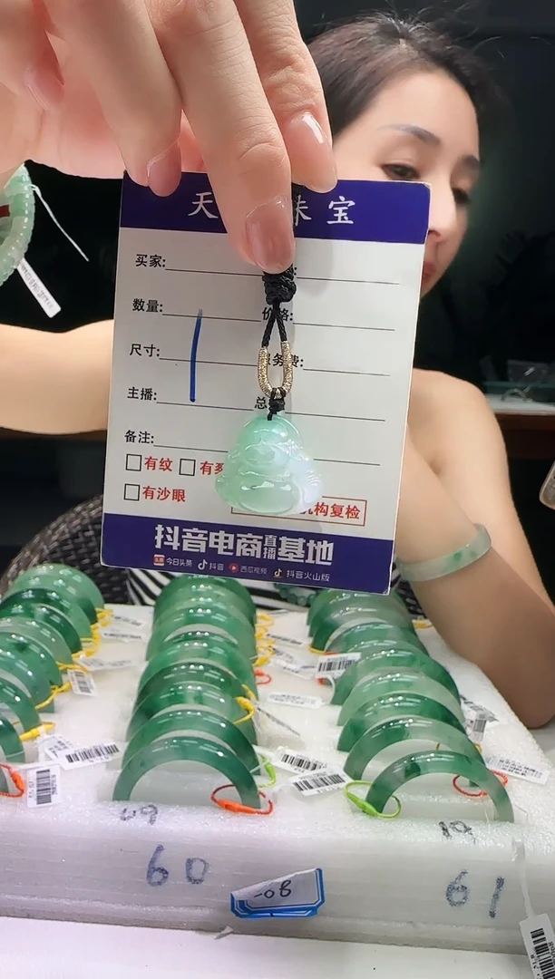 未镶嵌配饰石英质玉小佛公