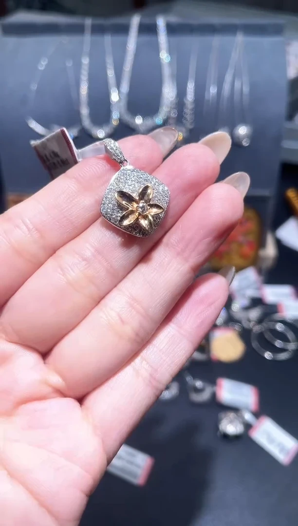 【闪购商品】钻石吊坠(不含链)18K金镶嵌钻石吊坠