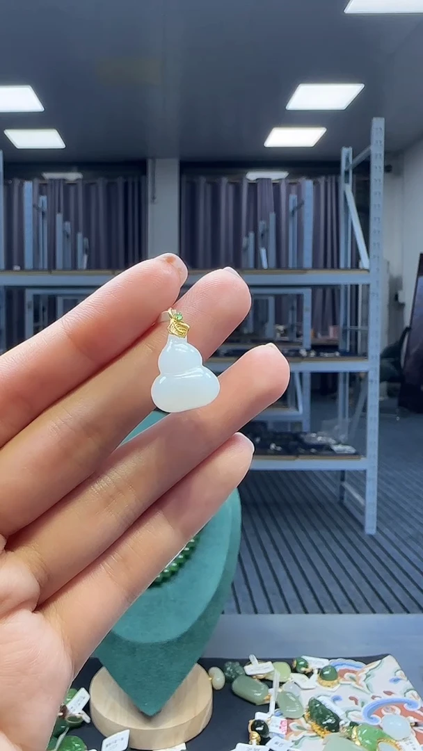 18K金镶嵌和田玉挂件1