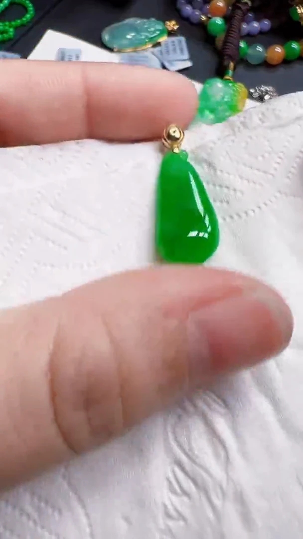 颈饰18K金镶嵌翡翠瓜