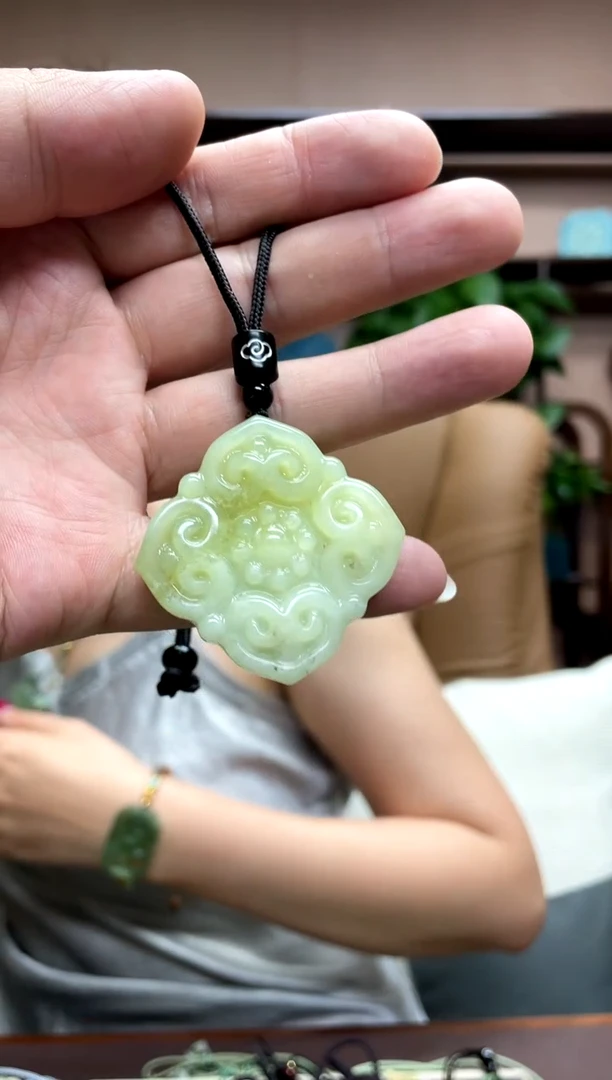 岫玉未镶嵌颈饰·