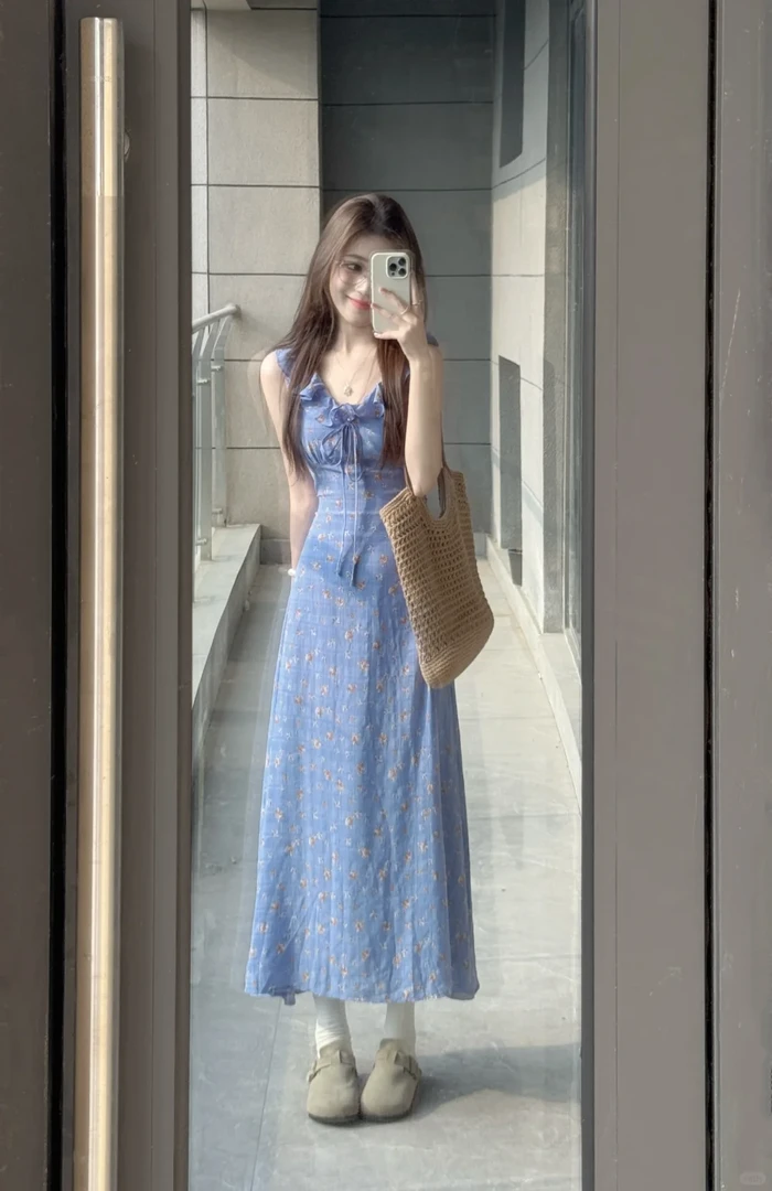 2025夏季新款法式显瘦v领无袖连衣裙女高级收腰独特漂亮蓝色长裙