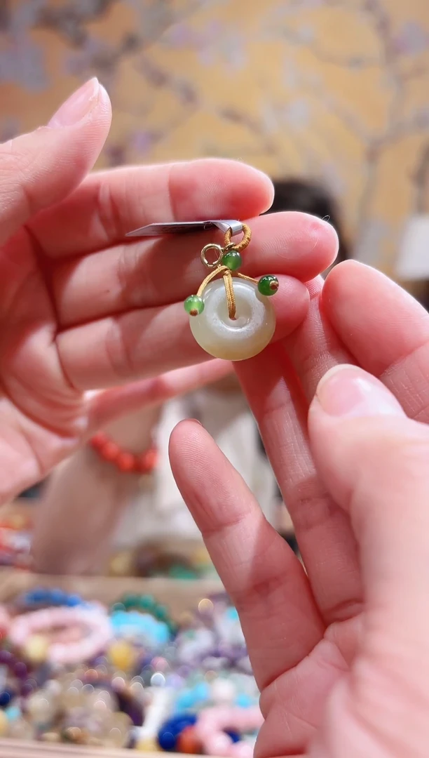 颈饰18K金镶嵌和田玉（糖玉）糖玉平安扣