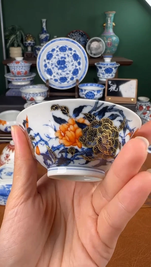 杯洪印幕明。青花矾红花卉撇口杯