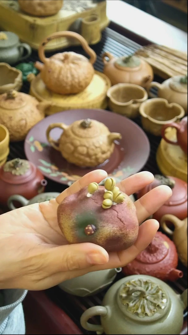 紫砂王登龙《豆芽石头》（红）