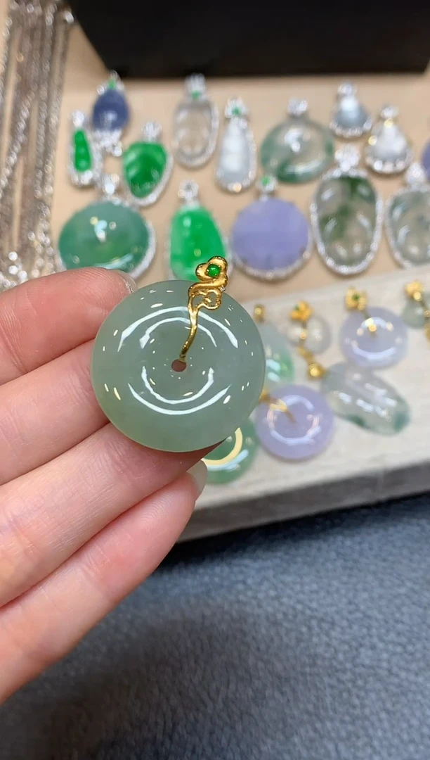 颈饰18K金镶嵌翡翠平安扣【无服务费