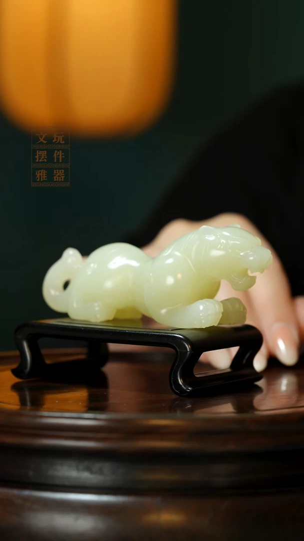 玉《伏虎》手把件摆件