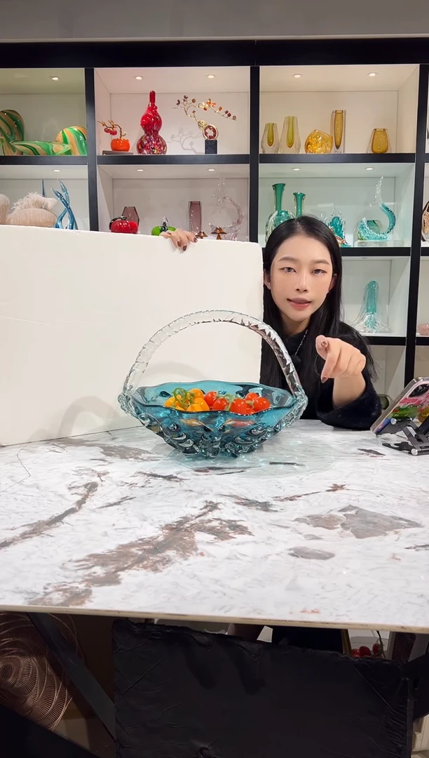 蓝色手提艺术果篮