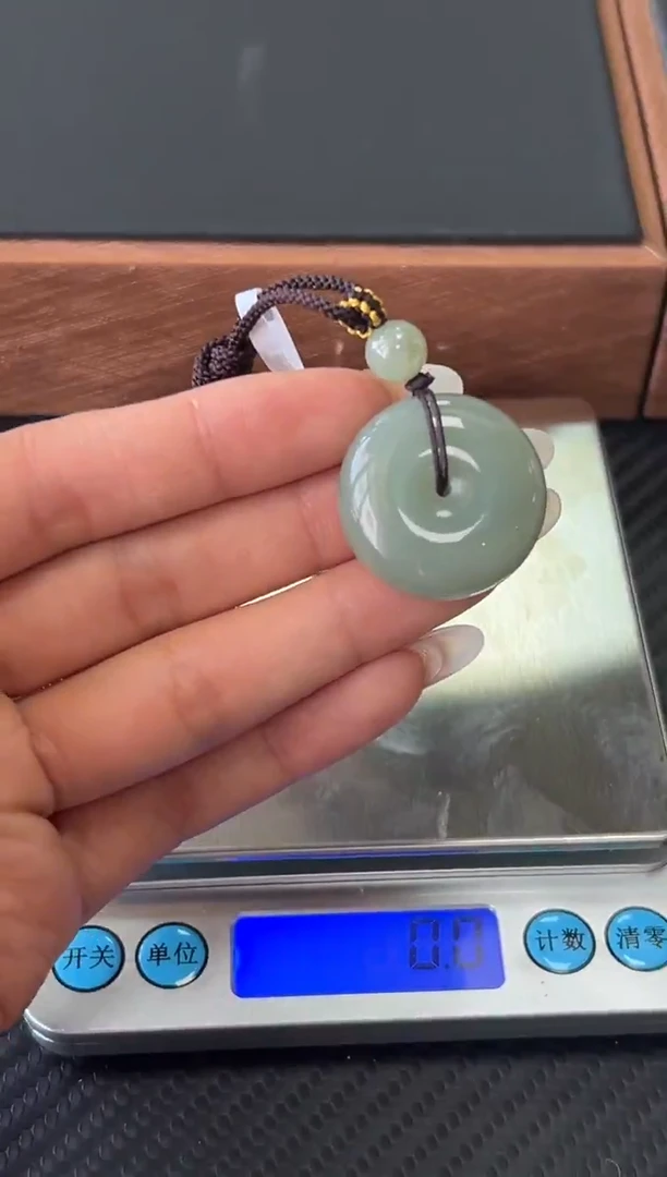 吊坠(赠链)未镶嵌和田玉且末微色差近矿平安扣