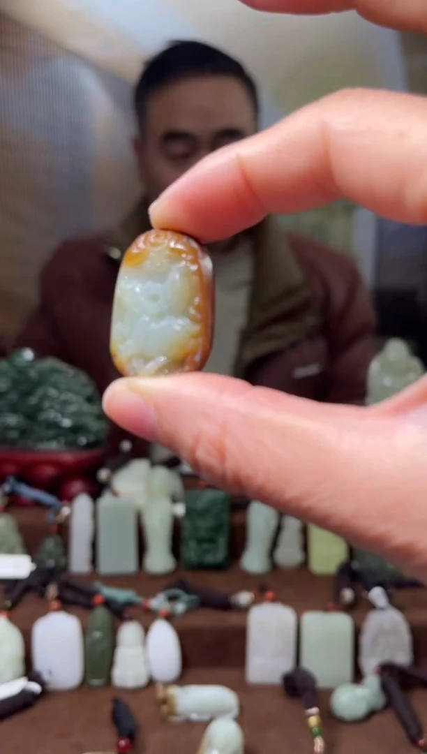颈饰未镶嵌和田玉牛