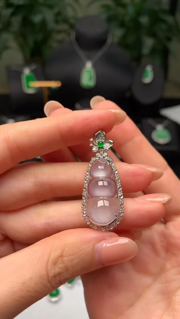 颈饰18K金镶嵌翡翠福豆