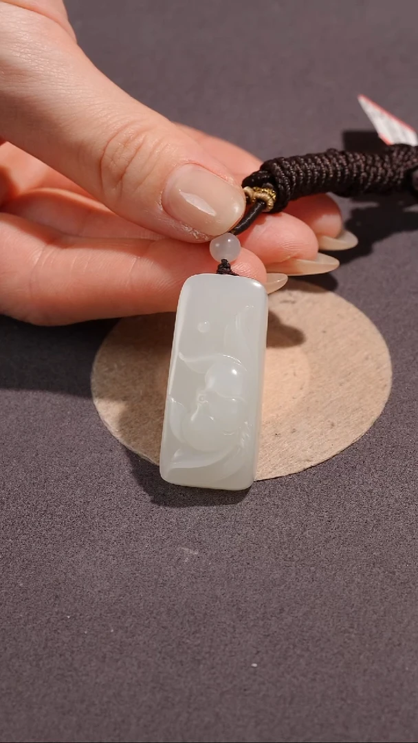 吊坠(赠链)未镶嵌和田玉（白玉）和田玉白玉莲花牌 约18.5克