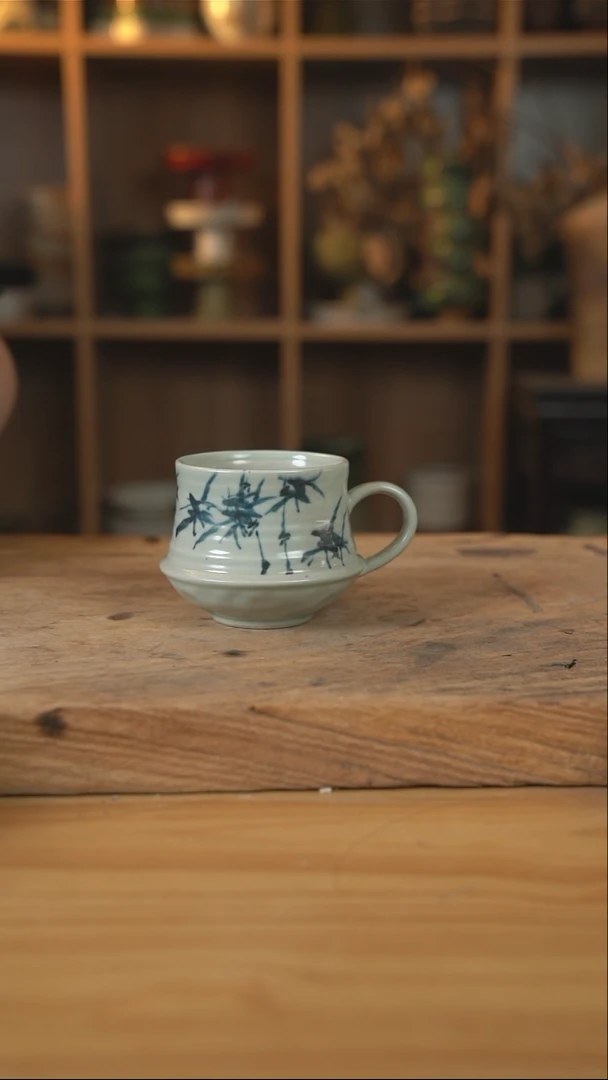 手绘的带竹子的高脚螺纹杯