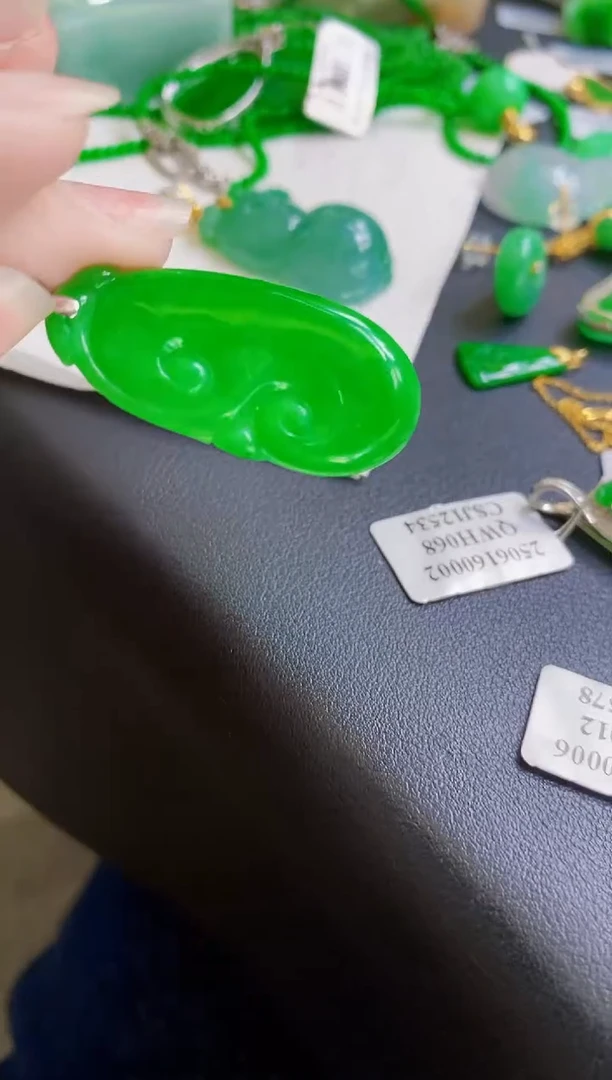 翡翠未镶嵌颈饰如意