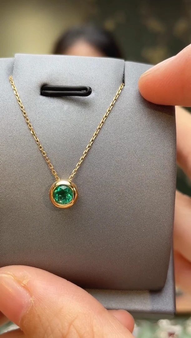 颈饰18K金镶嵌祖母绿哥伦比亚主石：0.30ct