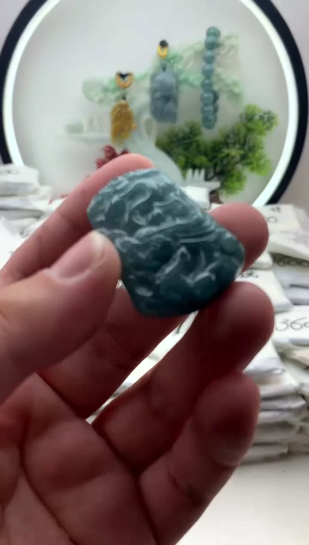 翡翠未镶嵌颈饰龙牌